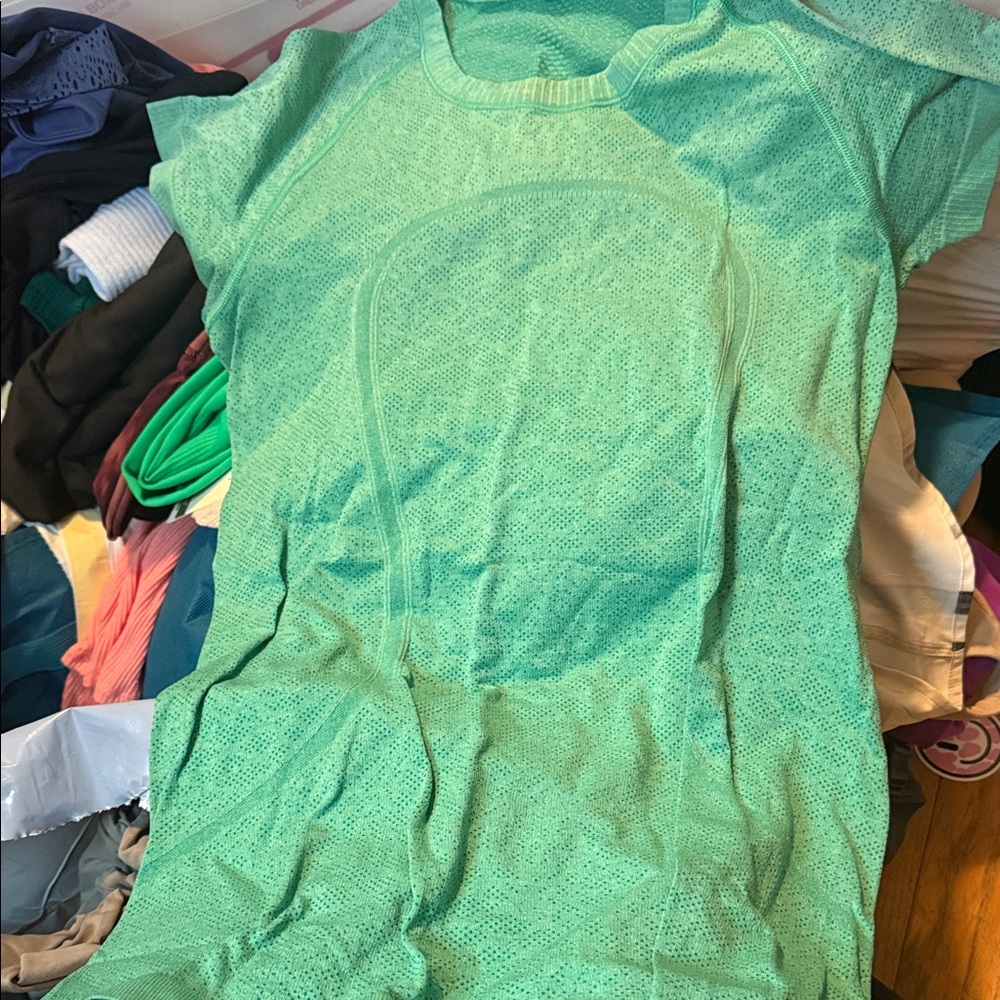 Lululemon unique green short sleeve swiftly size 8 (small crack logo)
